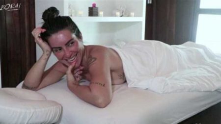 Cleo Pires fala sobre beleza enquanto recebe uma massagem