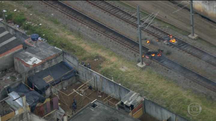 Manifestantes atearam fogo em trilhos da Linha 12 da CPTM