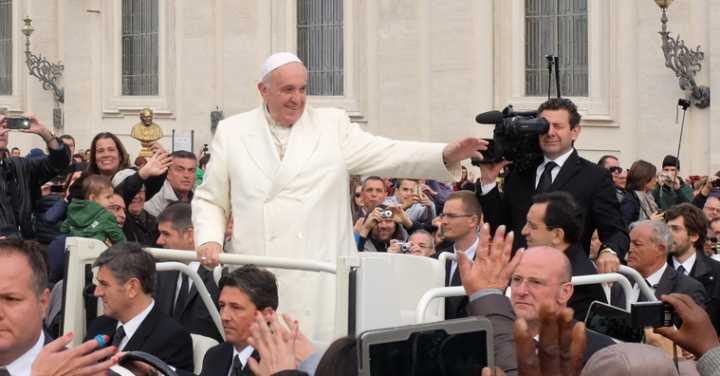 Papa Francisco coloca aviso inusitado na porta do seu quarto