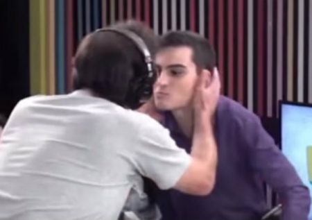 Em emissora de rádio, jovem beija o apresentador Emílio Surita