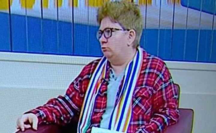 A diretora virou assunto nas redes sociais por causa da roupa que usou no programa