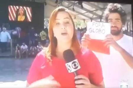 Cartaz de “Fora Globo” ao vivo em um dos noticiários da emissora