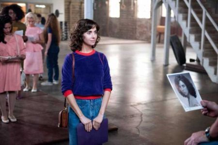 Alison Brie vive a protagonista da série “Glow”