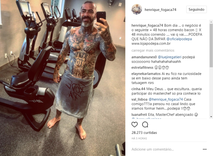 Henrique Fogaça posa só de toalha e fãs comentam quantidade de tatuagens