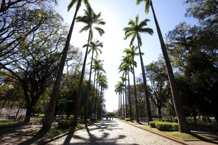Praça da Liberdade, um dos cartões-postais de Belo Horizonte; destino tem passagens para o feriado de Páscoa