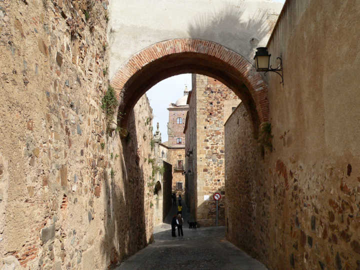Rua na cidade medieval de Cáceres, na Espanha