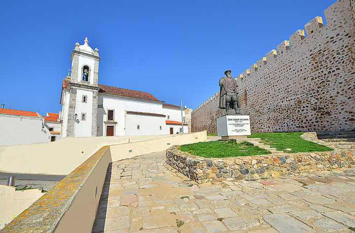 Vista da igreja Matriz de Sines com a estátua do navegador português Vasco da Gama