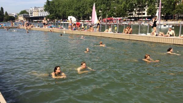 As piscinas criadas na bacia de La Villette, no norte de Paris