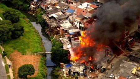 Seis equipes de bombeiros foram encaminhadas para o local