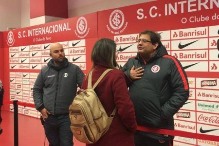 Depois do jogo, treinador do Internacional diz à repórter que por ela ser mulher, não deve ter jogado bola