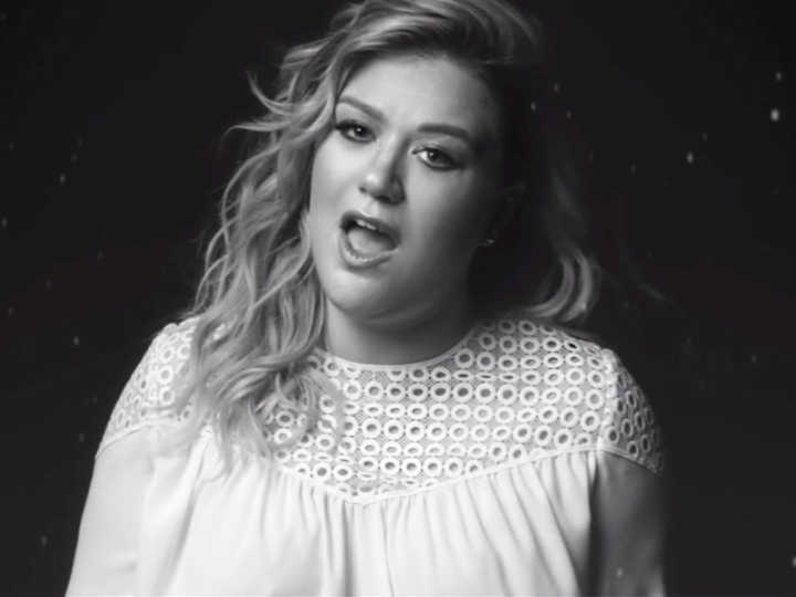 Kelly Clarkson no clipe de “Piece by Piece”