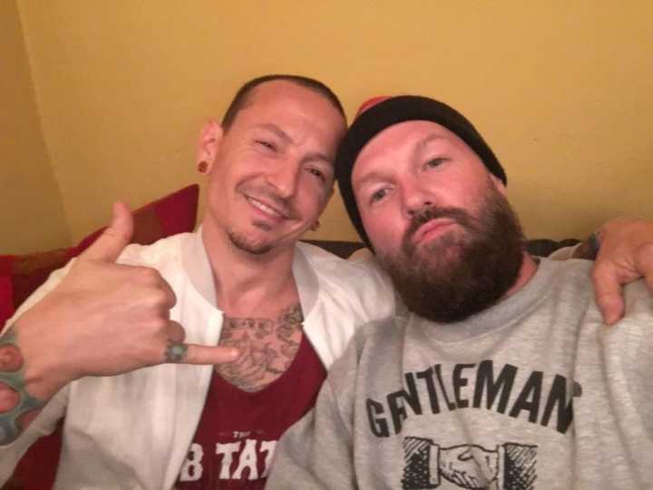 Fred Durst, vocalista do Limp Biskit, fala emocionado sobre morte do amigo, Chester Bennington