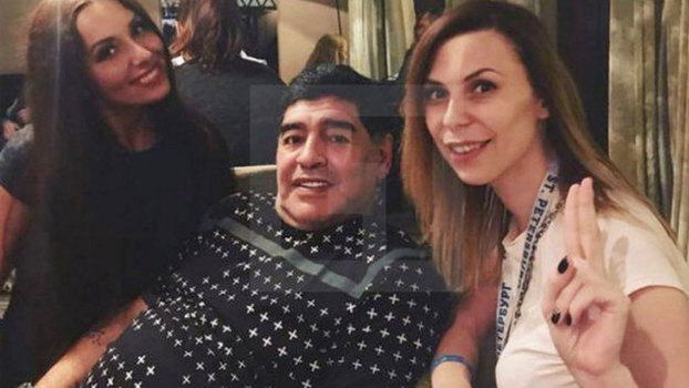 A jornalista saiu do hotel em que Maradona está hospedado acompanhada por um policial