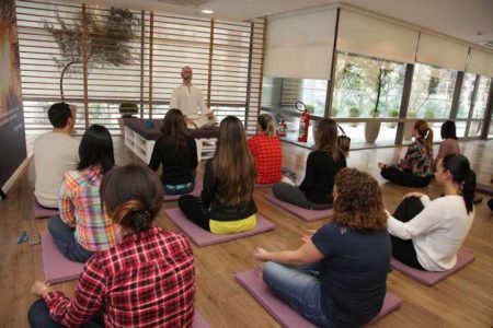 A meditação no ambiente corporativo pode estimular a criatividade, memória e inteligência dos funcionários