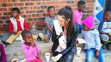 Demi-Leigh Nel-Peters foi acusada de racismo ao usar luvas brancas em uma visita a um orfanato na África do Sul