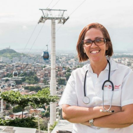 A fisioterapeuta Mônica Cirne faz atendimentos gratuitos a moradores do Complexo do Alemão desde 2007