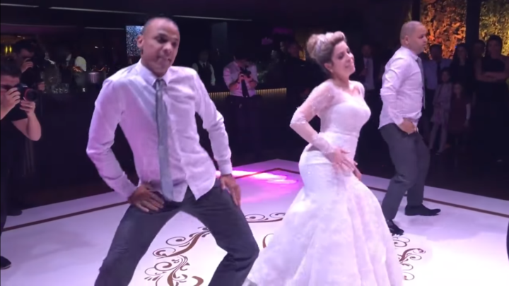 Noiva surpreende em seu próprio casamento e faz coreô de ‘Paradinha’ e outros hits