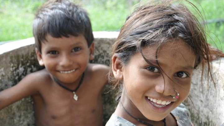 Indivíduos que se preocupam com o bem-estar dos outros são mais felizes do que os que focam só no próprio umbigo