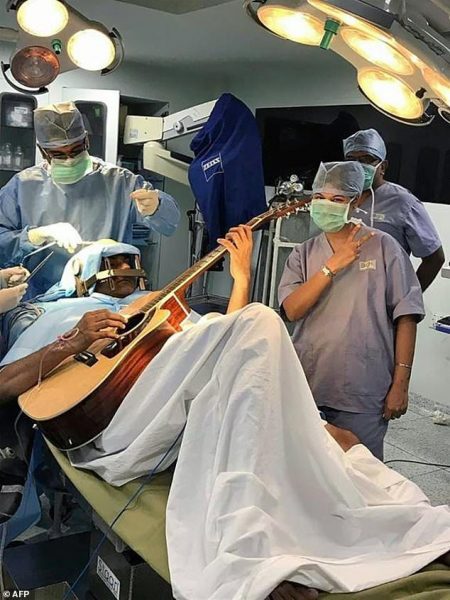 “Durante toda cirurgia, Abhishek estava tocando violão, já que esse problema só se manifesta assim”, disse o cirurgião Sharan Srinivasan 