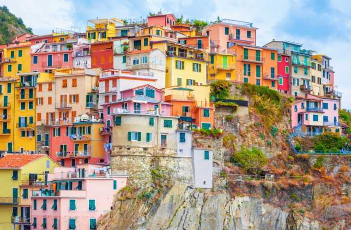 Manarola é uma das cinco cidades pequenas que compõem o Cinque Terre da Riviera italiana