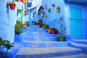 Chefchaouen é famosa por seus edifícios pintados em tons de azul