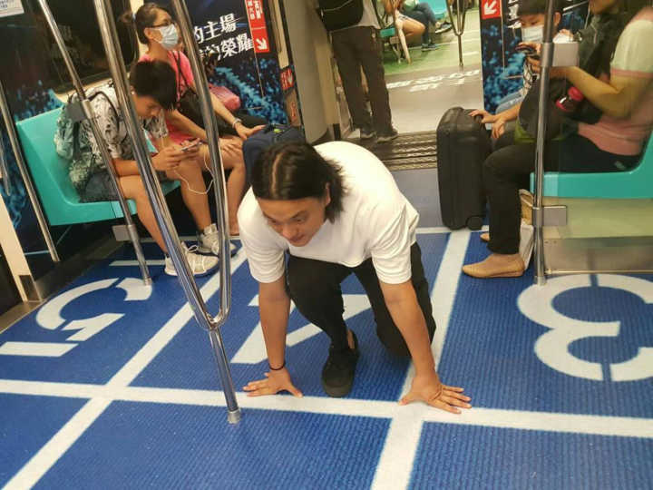 Um dos temas esportivos no metrô de Taipei