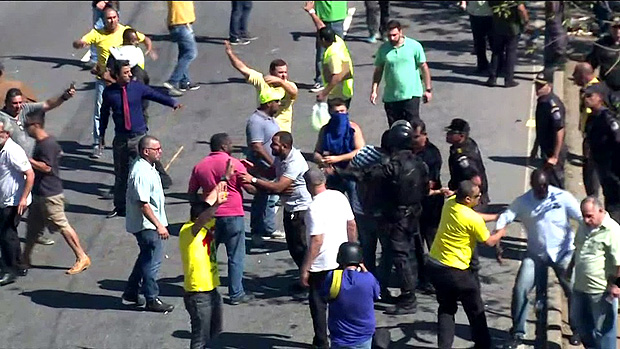 Taxistas e PM discutem durante protesto no Rio