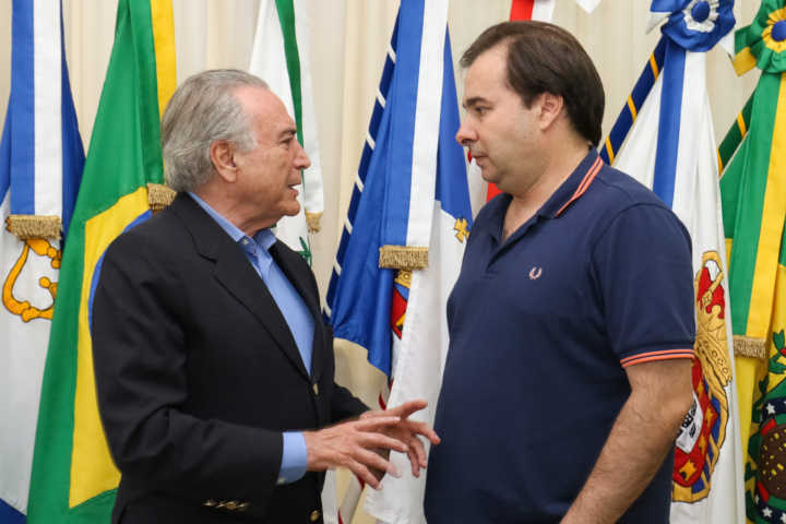 O presidente Michel Temer transmite cargo a Rodrigo Maia, interino, em janeiro
