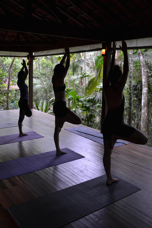 Aula de ioga no Trindade Sea e Forest Hostel