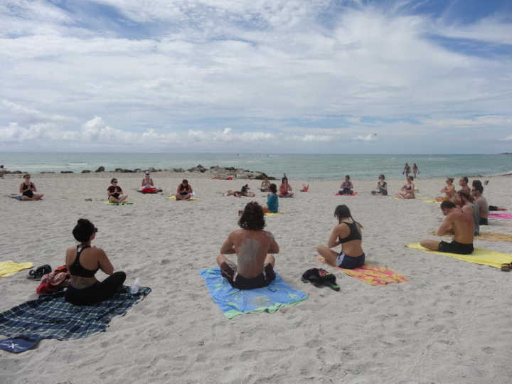 O Freehand Miami oferece aulas de ioga na praia