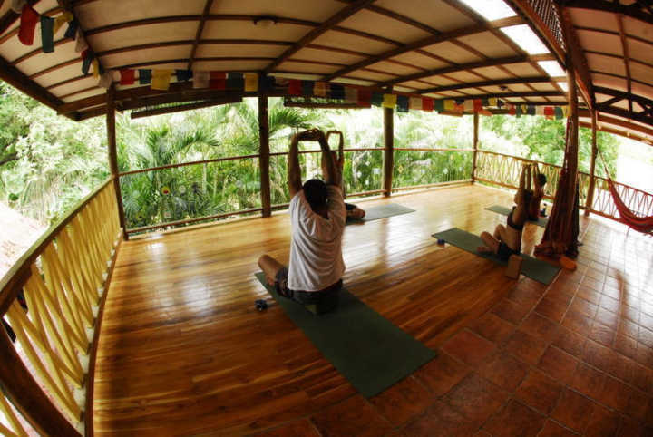 Aproveite as aulas de ioga diárias no deck do hostel