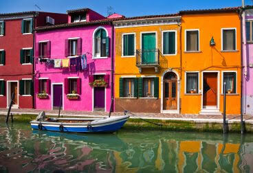 Burano é um arquipélago de quatro ilhas ligadas por pontes e canais, bem como pela sua famosa vizinha ao sul, Veneza