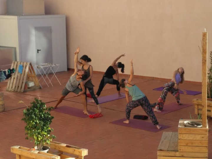 Hóspedes praticam ioga no Jam Hostel, em Barcelona