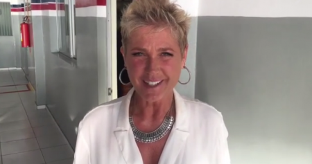 A apresentadora Xuxa fez uma transmissão ao vivo em sua página no Facebook