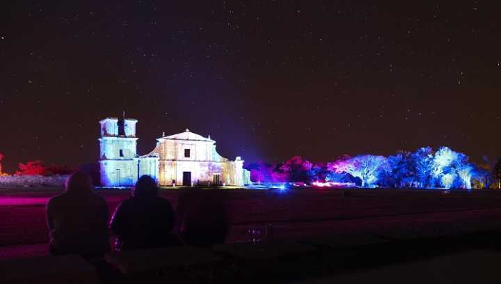 As ruínas de de São Miguel das Missões iluminadas por um show de luzes