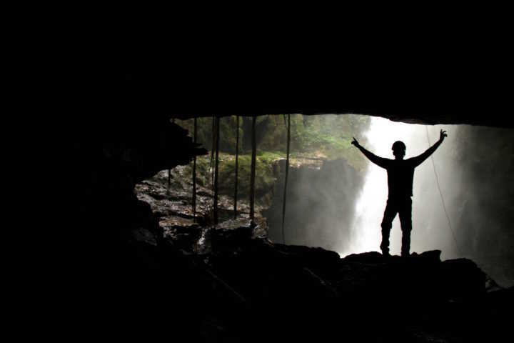 achoeira do Funil vista pelo interior da caverna de acesso a essa queda d’água, em Mambaí