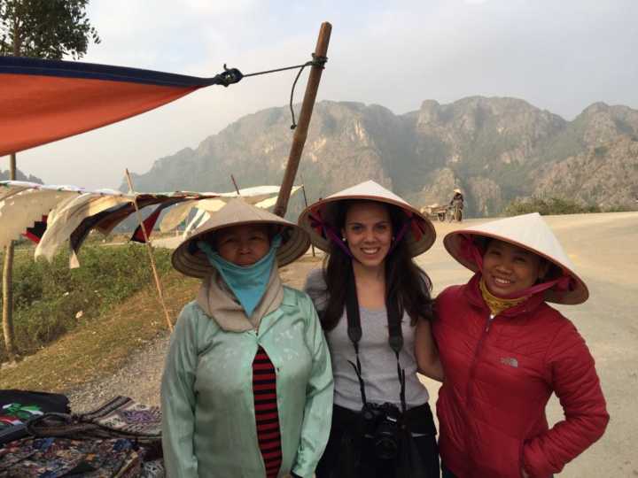 Vendedoras de chapéu vietnamita em Ninh Binh