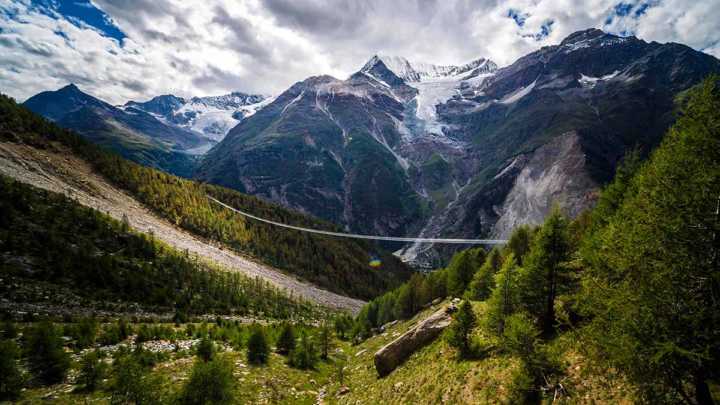 Para quem não sofre de acrofobia, a paisagem da ponte Charles Kuonen é de encantar