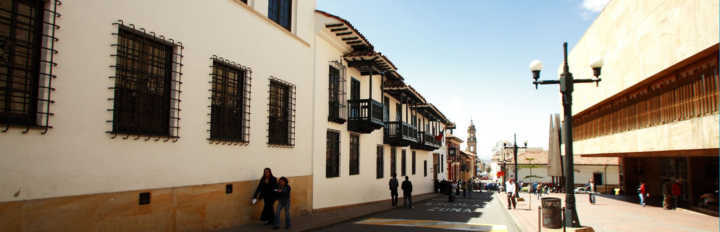 Os contrastes entre o passado colonial de Bogotá e o século 21 podem ser percebidos ao fazer uma caminhada no centro histórico