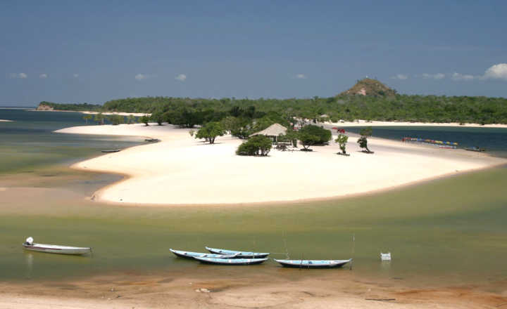 A praia de Alter do Chão, no Pará, está entre as mais bonitas do Brasil