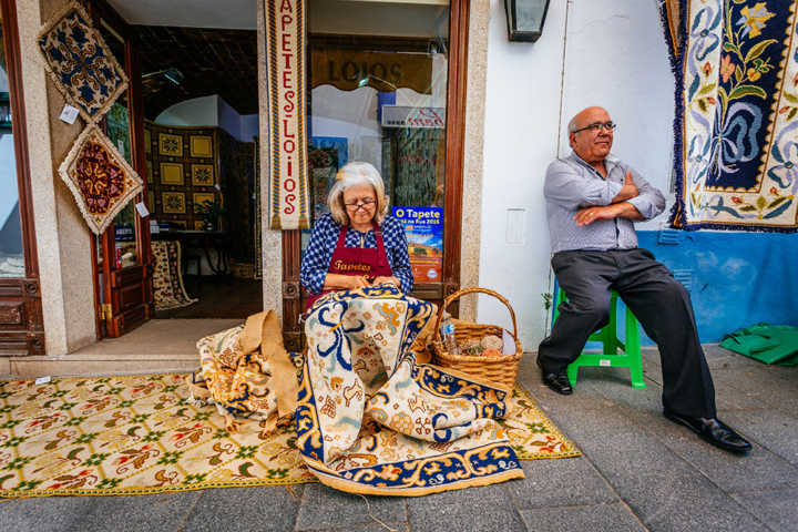 Os famosos tapetes de Arraiolos são bordados com lãs de cores variadas, sobre uma tela de juta ou algodão