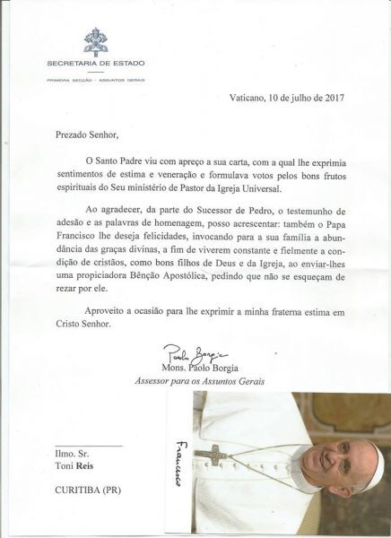 Papa felicitou por meio de carta o casal  que adotou três crianças