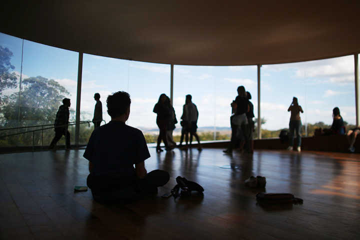 O espaço em círculo da obra de Doug Aitken dá vista panorâmica aos vales e montanhas que cercam Inhotim