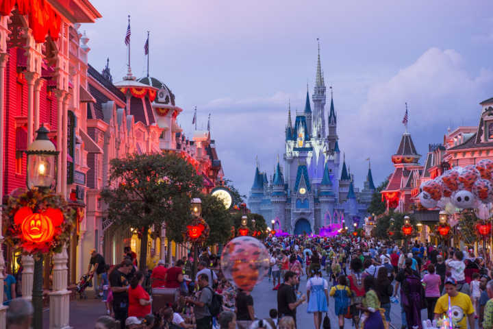 Main Street decorada com abóboras em formato de Mickey