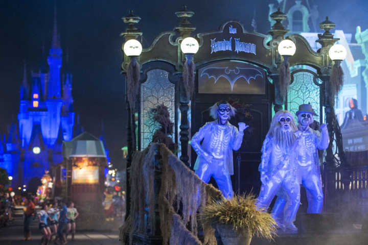 O carro alegórico dos fantasmas da popular atração Haunted Mansion