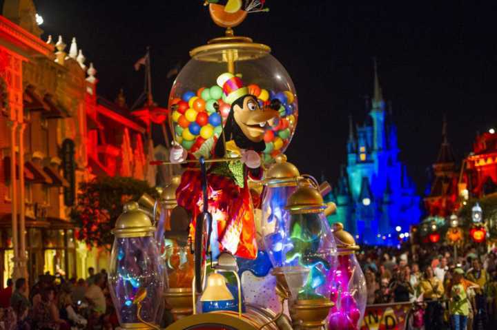 O Pateta chega pra alegrar a festa com seu carro repleto de doces