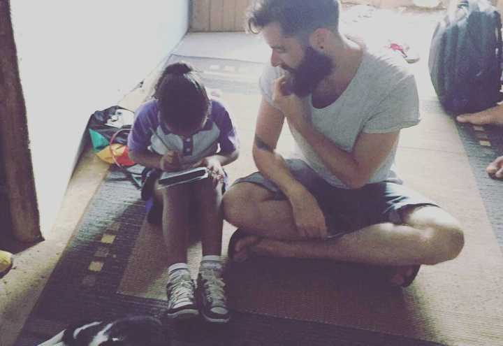 Por onde passa, Felice faz trabalhos sociais