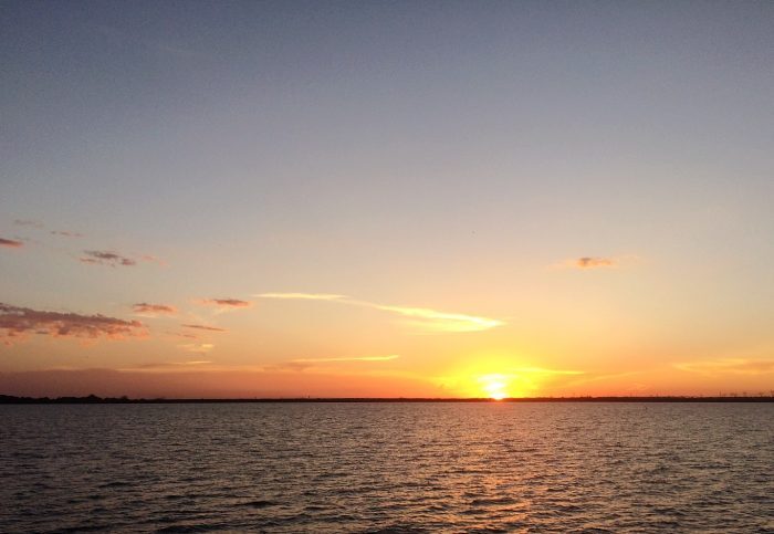 Pôr do sol na grandiosa Usina de Itaipu