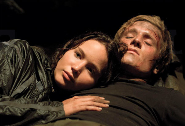 Katniss e Peeta em cena de “Jogos Vorazes”.