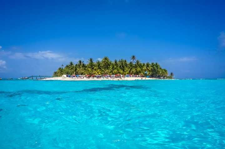 Os tons de verde azul turquesa do mar do Caribe também se tornam mais do que encantadores em San Andres